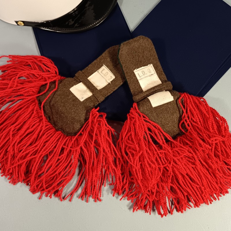 ENSEMBLE LEGIONNAIRE KEPI BLANC EPAULETTES ROUGES ET VERTES CEINTURE BLEUE LEGION ETRANGERE PARA GENIE INFANTERIE